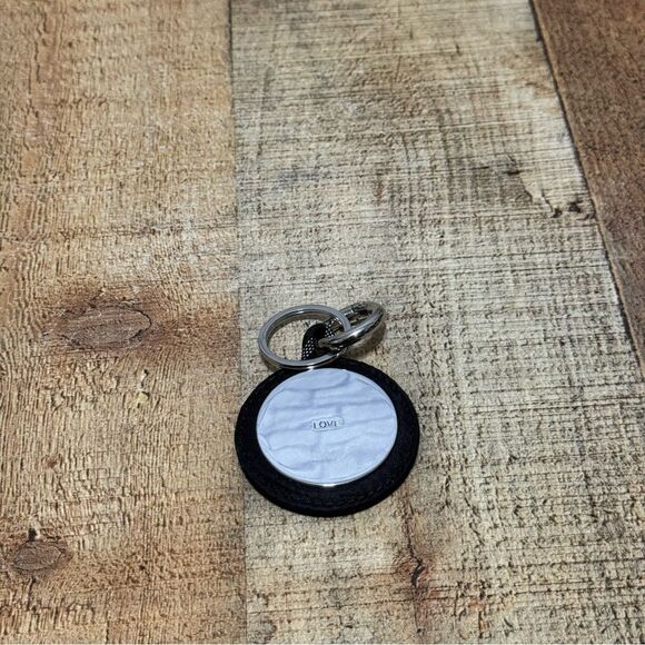 Lululemon Logo Keychain - Picture 4 of 9